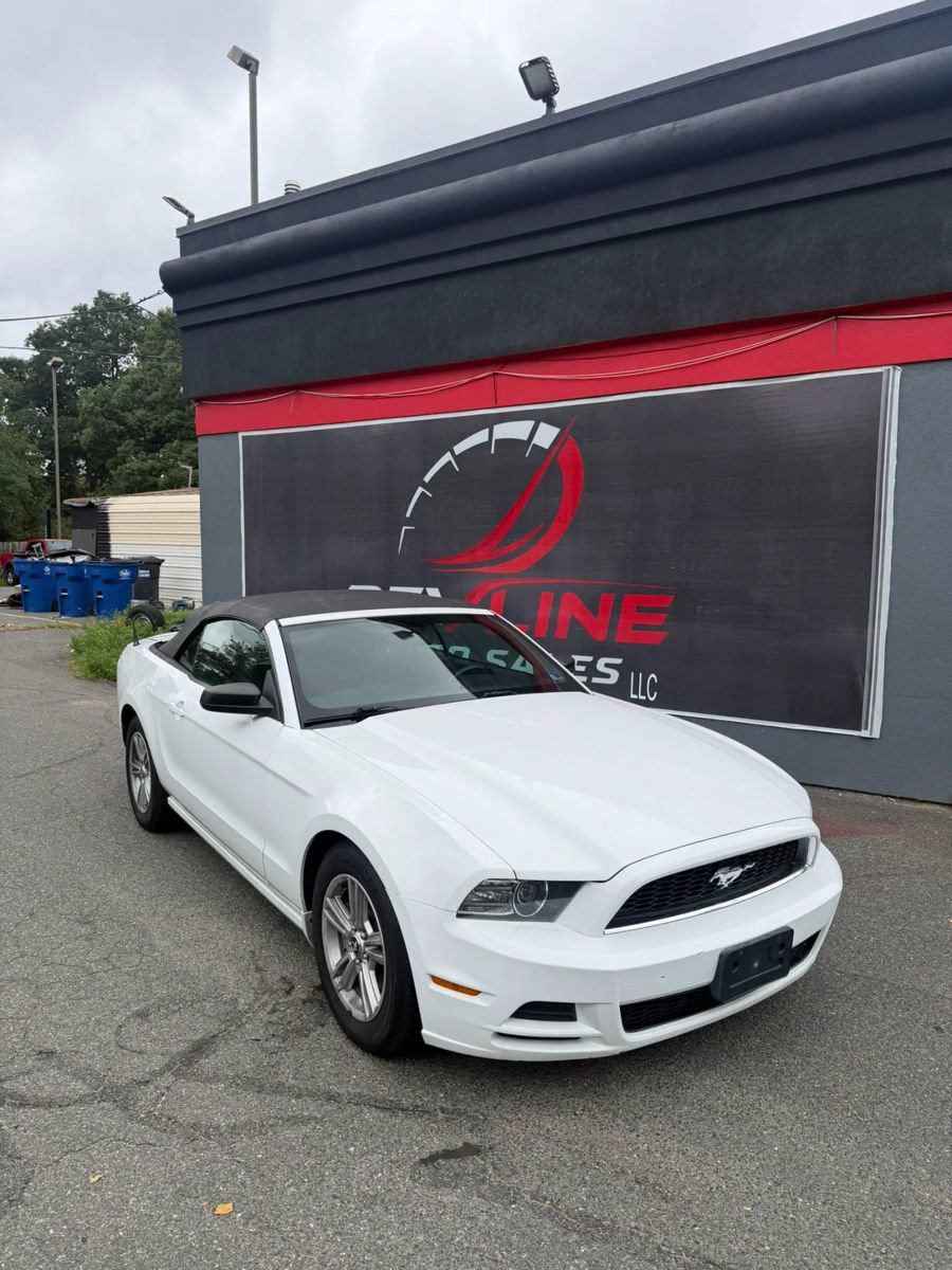 Used 2014 Ford Mustang Convertible RWD image 1