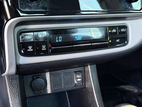 Used 2018 Toyota Corolla LE w/ Carpet Mat Package (TMS) image 30