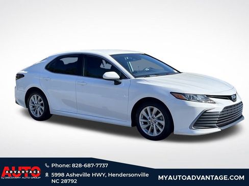 Used 2022 Toyota Camry LE image 5