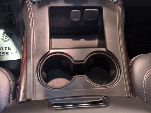 Used 2018 GMC Yukon SLT w/ Premium Edition image 19