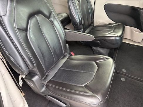 Used 2023 Chrysler Pacifica Touring-L image 37