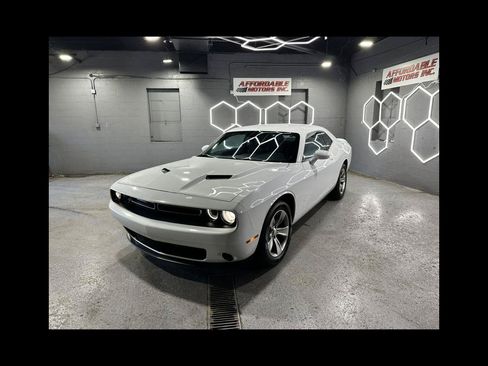 Used 2021 Dodge Challenger SXT RWD image 2