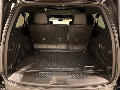 Used 2024 GMC Yukon XL SLT w/ SLT Luxury Package image 10