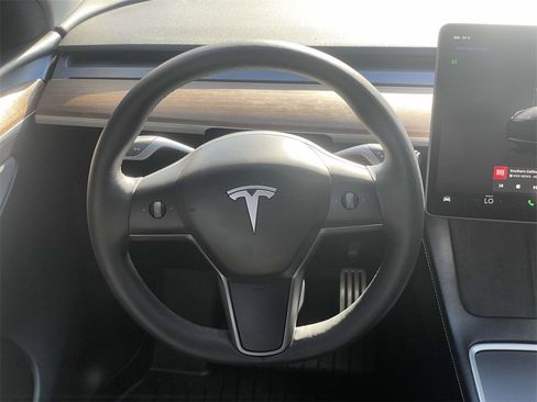 Used 2024 Tesla Model Y Performance image 9