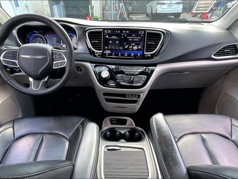 Used 2023 Chrysler Pacifica Touring-L FWD image 7