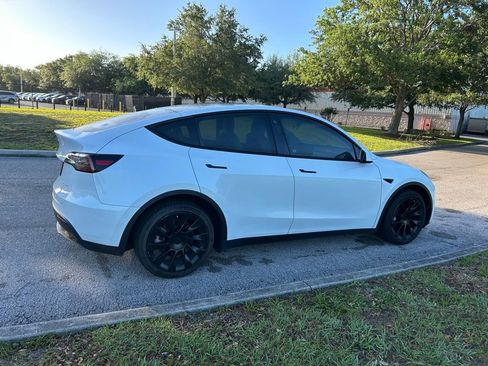 Used 2022 Tesla Model Y Long Range image 5