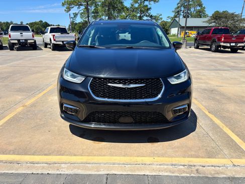 Used 2022 Chrysler Pacifica Touring-L w/ Uconnect Theater Family Group image 2