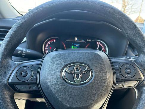 Used 2025 Toyota RAV4 XLE image 28