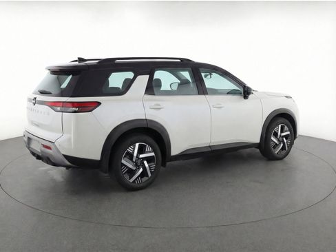 Used 2025 Nissan Kicks SV image 9