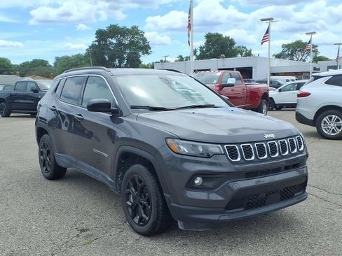 Used 2024 Jeep Compass Latitude AWD/4WD image 3