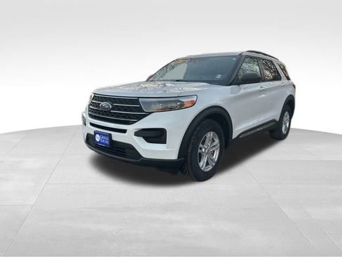 Used 2021 Ford Explorer XLT image 3