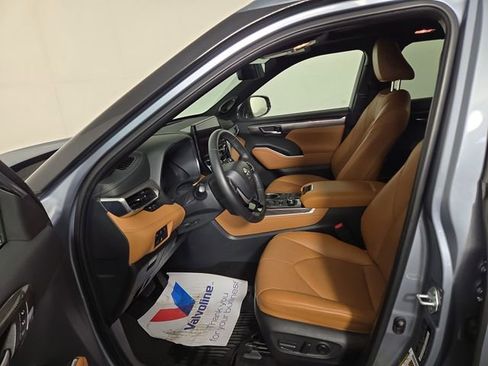 Used 2024 Toyota Highlander Platinum AWD/4WD image 12