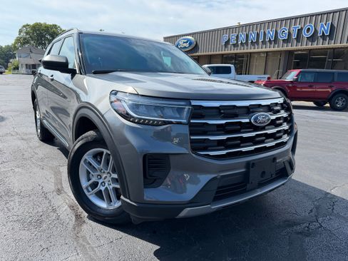 Used 2025 Ford Explorer Active AWD/4WD image 1