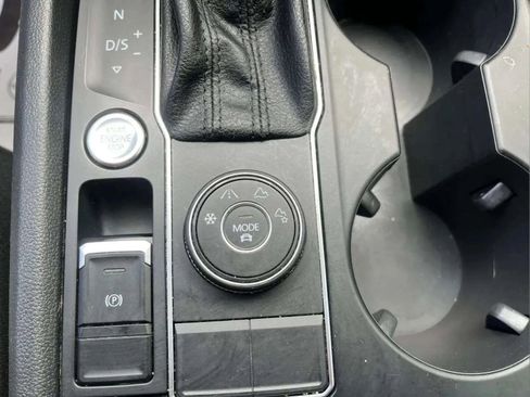 Used 2018 Volkswagen Atlas SE AWD/4WD image 16