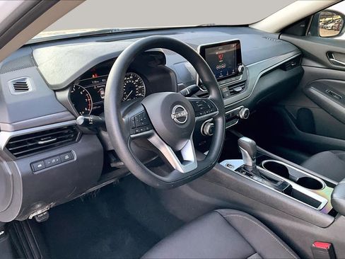 Used 2024 Nissan Altima 2.5 SV FWD image 16