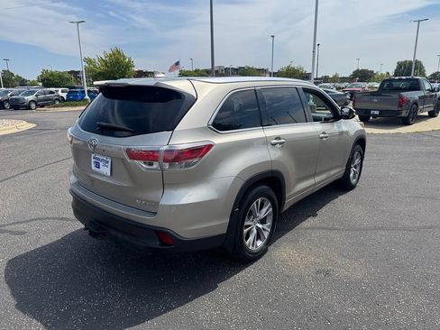 Used 2015 Toyota Highlander XLE AWD/4WD image 3