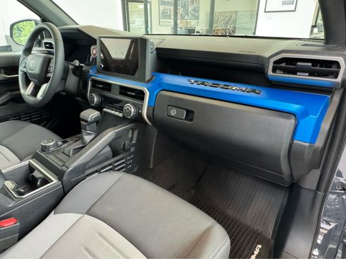 Used 2025 Toyota Tacoma TRD Sport AWD/4WD image 23