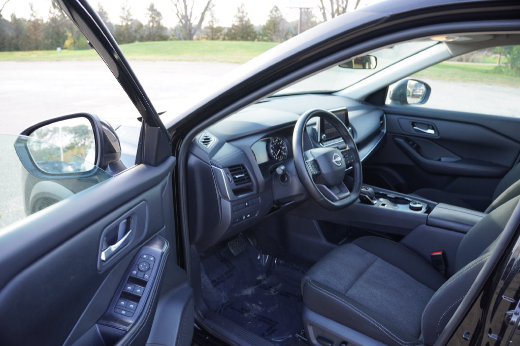 Used 2025 Nissan Rogue SV AWD/4WD image 14