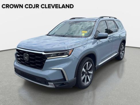 Used 2024 Honda Pilot Touring image 1