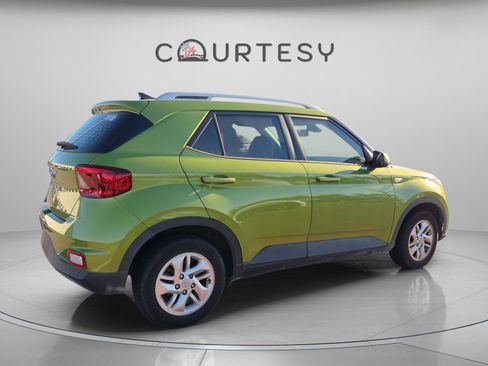 Used 2020 Hyundai Venue SEL image 2