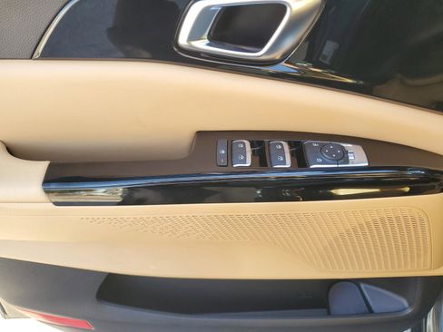 Certified 2023 Kia Carnival EX image 17