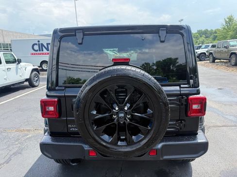 Used 2025 Jeep Wrangler Unlimited Sahara AWD/4WD image 5