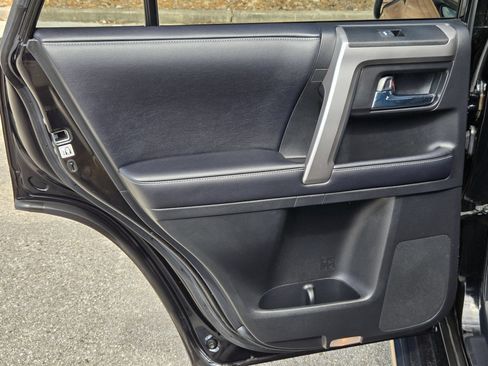 Used 2019 Toyota 4Runner SR5 AWD/4WD image 15