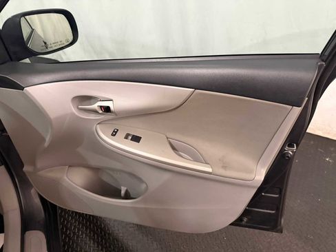 Used 2013 Toyota Corolla LE image 28