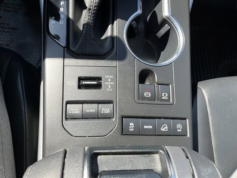 Used 2020 Toyota Highlander XLE AWD/4WD image 29