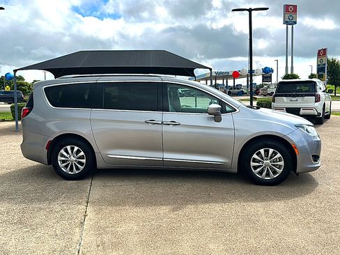 Used 2019 Chrysler Pacifica Touring-L FWD image 9