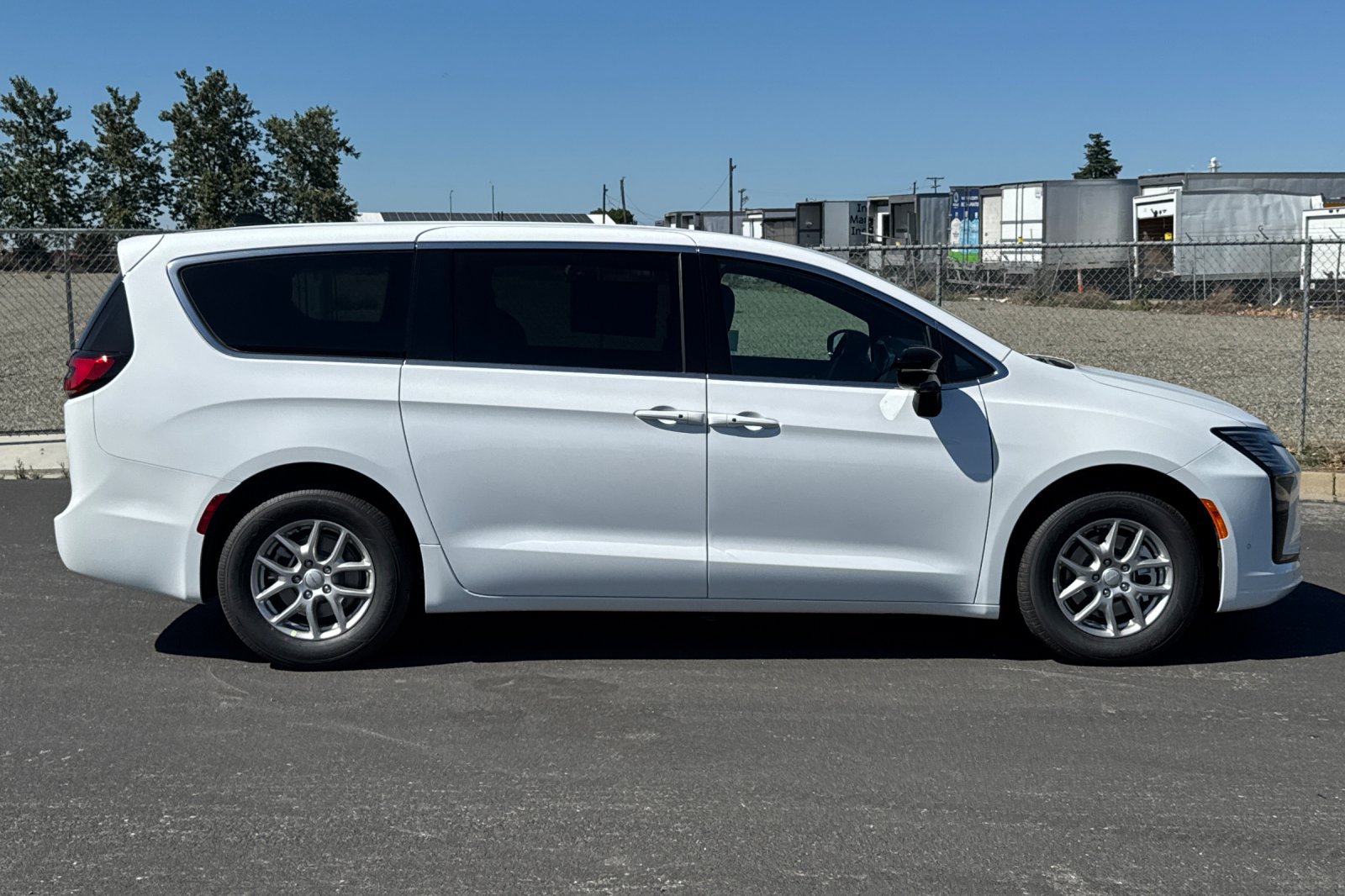New 2027 Chrysler Pacifica Select FWD image 2