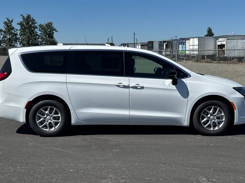 New 2027 Chrysler Pacifica Select FWD image 2