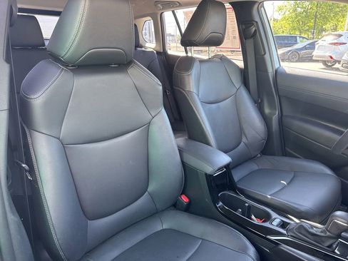 Certified 2023 Toyota Corolla Cross XLE w/ Convenience Package FWD image 34