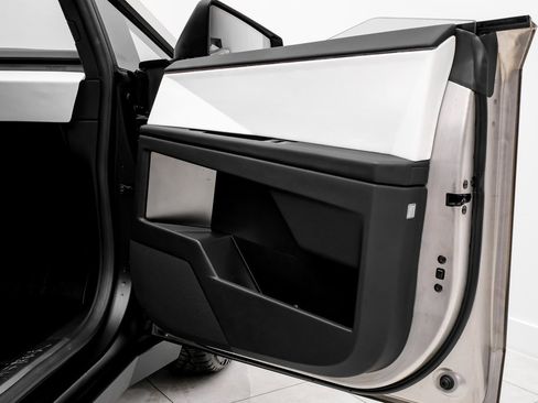 Used 2024 Tesla Cybertruck AWD Crew Cab image 42