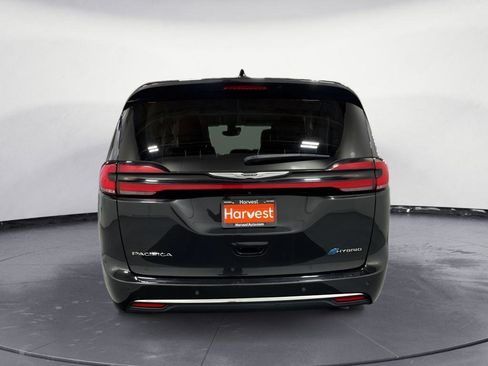 Used 2023 Chrysler Pacifica Touring-L FWD image 6