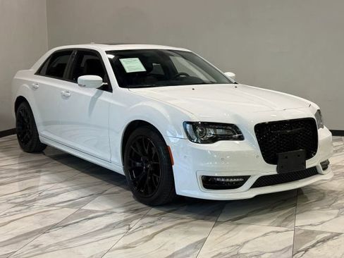 Used 2023 Chrysler 300 Touring L w/ Popular Equipment Group RWD image 4