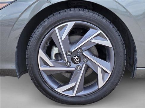 Used 2025 Hyundai Elantra Limited FWD image 26