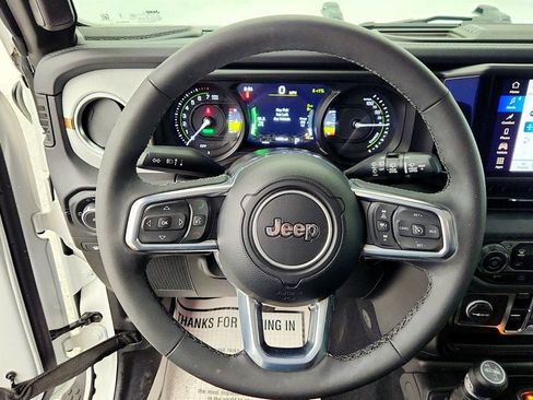 Used 2025 Jeep Wrangler Sahara image 13