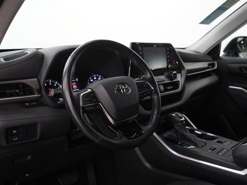 Used 2021 Toyota Highlander LE AWD/4WD image 26