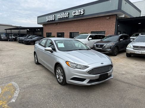 Used 2017 Ford Fusion SE w/ Fusion SE Technology Package image 2