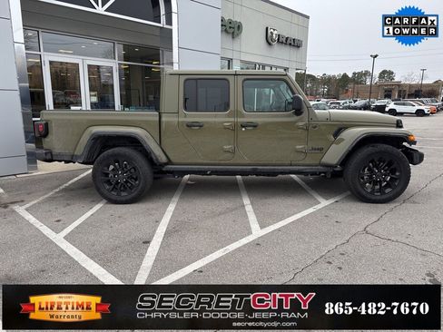 Used 2025 Jeep Gladiator Nighthawk image 8