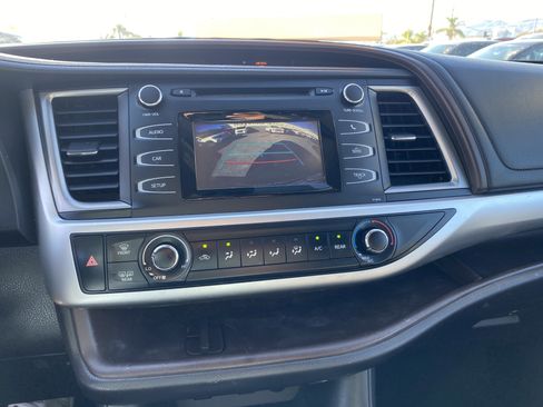 Used 2019 Toyota Highlander LE w/ Carpet Mat Package (TMS) FWD image 13