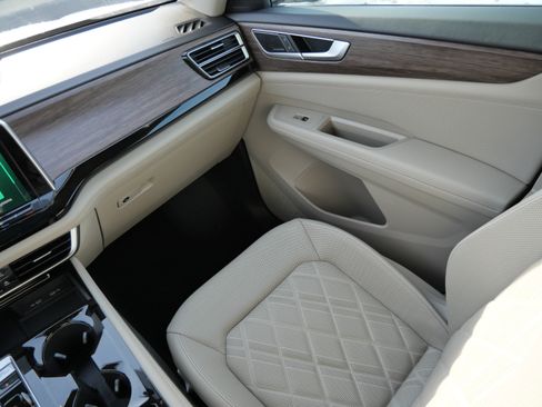 Certified 2024 Volkswagen Atlas SEL Premium R-Line image 11