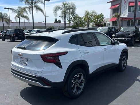 Used 2025 Chevrolet Trax LT w/ LT Convenience Package FWD image 7