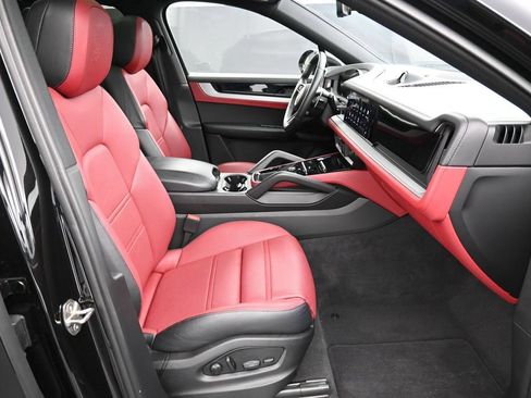 Certified 2025 Porsche Cayenne Coupe AWD/4WD image 29