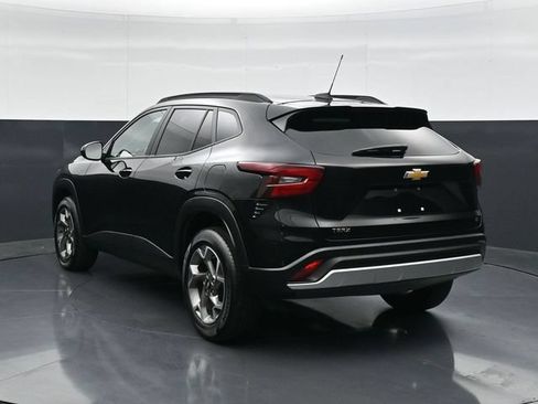 Used 2025 Chevrolet Trax LT w/ LT Convenience Package FWD image 8