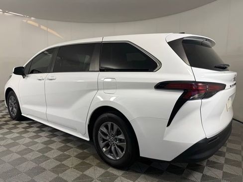 Used 2022 Toyota Sienna LE FWD image 4