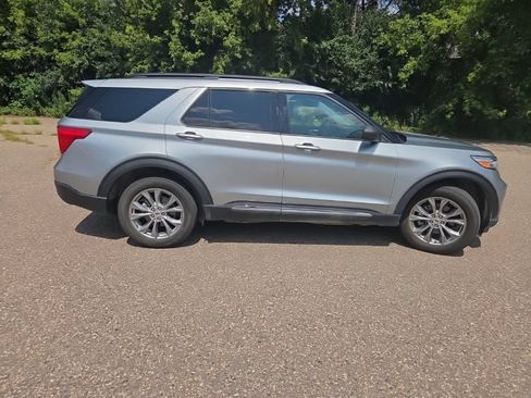 Used 2023 Ford Explorer XLT w/ Equipment Group 202A AWD/4WD image 18