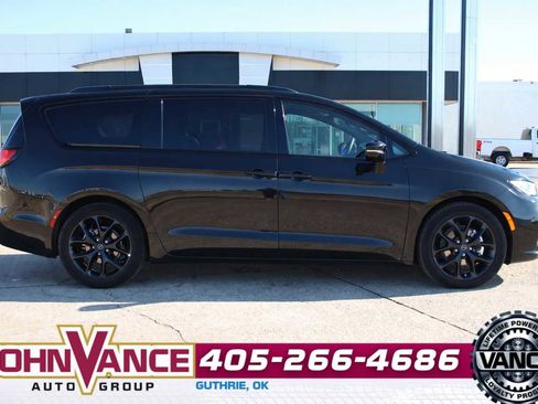 Used 2025 Chrysler Pacifica Limited image 16