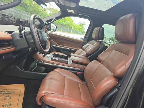 Used 2025 Lincoln Navigator Reserve AWD/4WD image 5